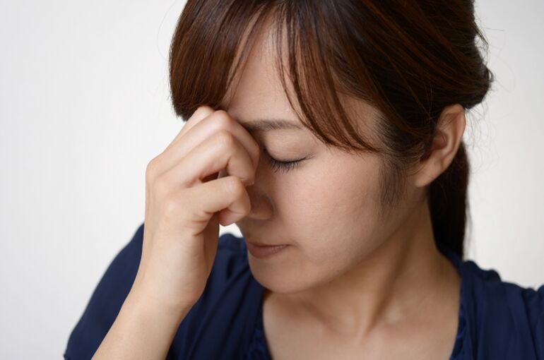 眼精疲労に悩む女性