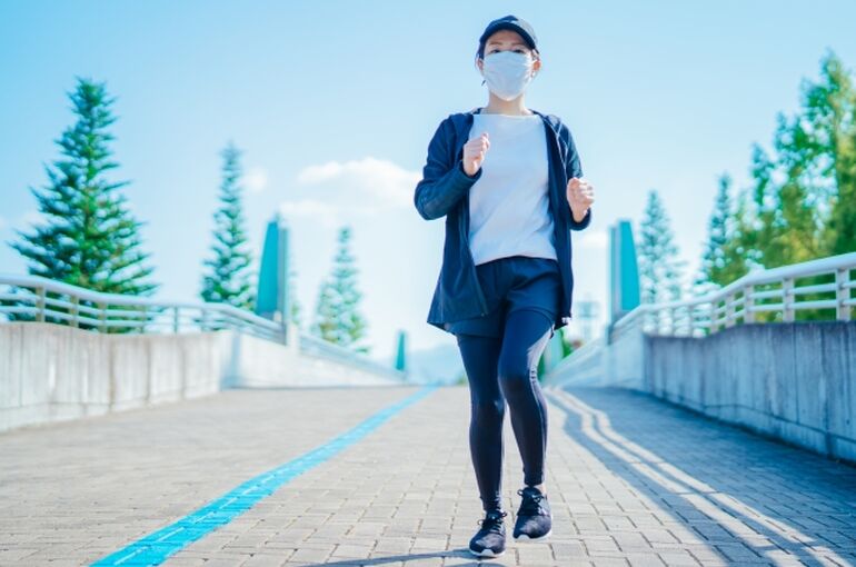 肩こり腰痛予防に運動する女性