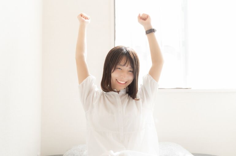 目覚めの女性