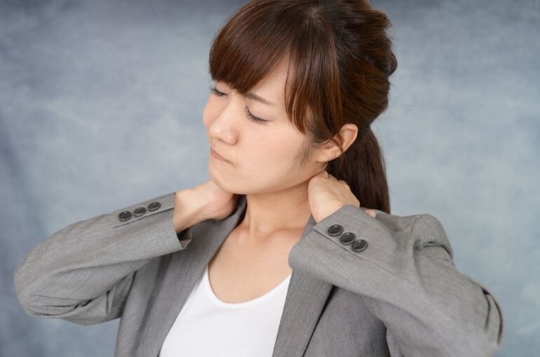 首こりで悩む女性