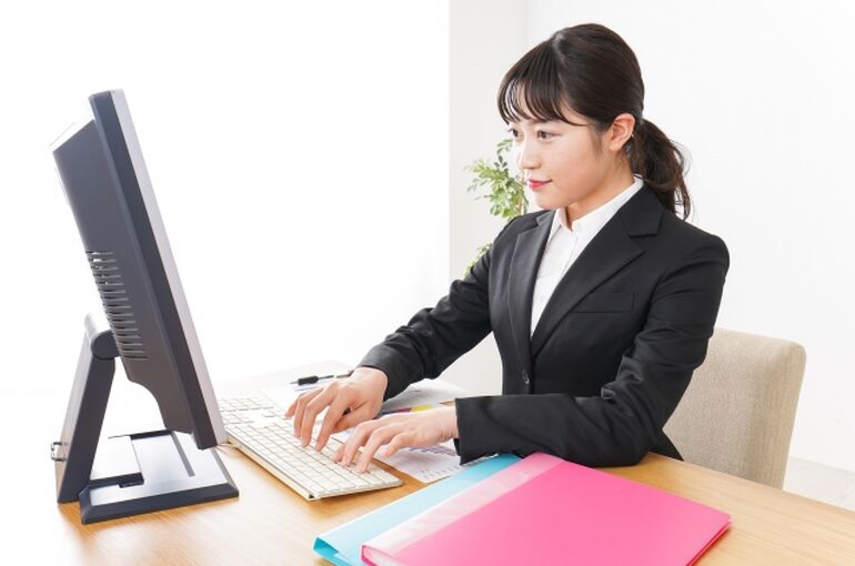 デスクワークの女性